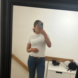 Vit kortärmad t-shirt - Säljer en klassisk vit kortärmad t-shirt. Perfekt basplagg som passar till allt. Enkel och stilren design. Ribbad passar s