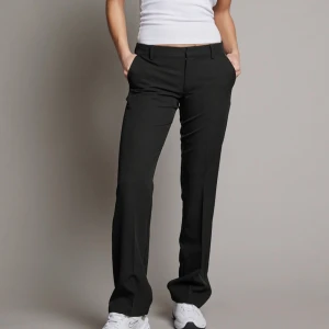 Kostymbyxor lågmidjade  - Super snygga lågmidjade kostym byxor som aldrig är använda då den inte satt bra på mig ❤️ nypris 500❤️❤️