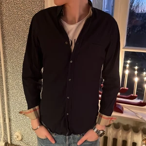Burberry skjorta - Säljer en stilren mörkblå skjorta från Burberry i mycket bra skick. Storlek S. Inga defekter! Skriv vid fundering⭐️ nypris ca 5000kr