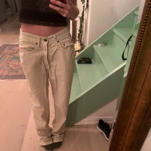 Beige byxor från Much Corp - Säljer ett par beige byxor från Much Corp. Står ingen storlek men de är för stora för mig så skulle gissa w30 men det beror ju också på hur man vill att de ska sitta. Jag är 160cm o de är typ 1dm för långa.