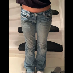 Miss me jeans! - Säljer ett par jätte snygga lågmidjade bootcut jeans från missme. Köpte de på Plick. Det står W30, men skulle säga att den e liten i storlek och har också sytt de tajtare vid låren och  i midjan, så de passar mig som har W27. Midjemått: 37/38 cm. Innebenslängd: ca 80cm. Byxorna har en liten fläck på vänstra bakfickanmen och är lite slitna längst ner, men syns inte mycket. Kan sprätta ut det jag sytt innan jag postar om man vill. Jeansen tvättas innan jag postar!💗