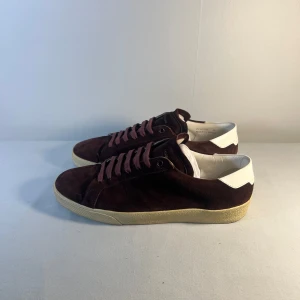 Saint Laurent SL/06 - Säljer dessa riktigt snygga skor ifrån Saint Laurent | Pris: 2399 | storlek: 42 | skick: 9/10 | har du fler frågor eller funderingar är det bara att skriva 😀👍✅