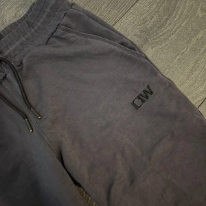ICIW byxor/ Nypris 700:- - Knappt använda, väldigt fint skick! Perfekt nu när det börjar bli kallt att ha som överdragsbyxor till gymmet💗
