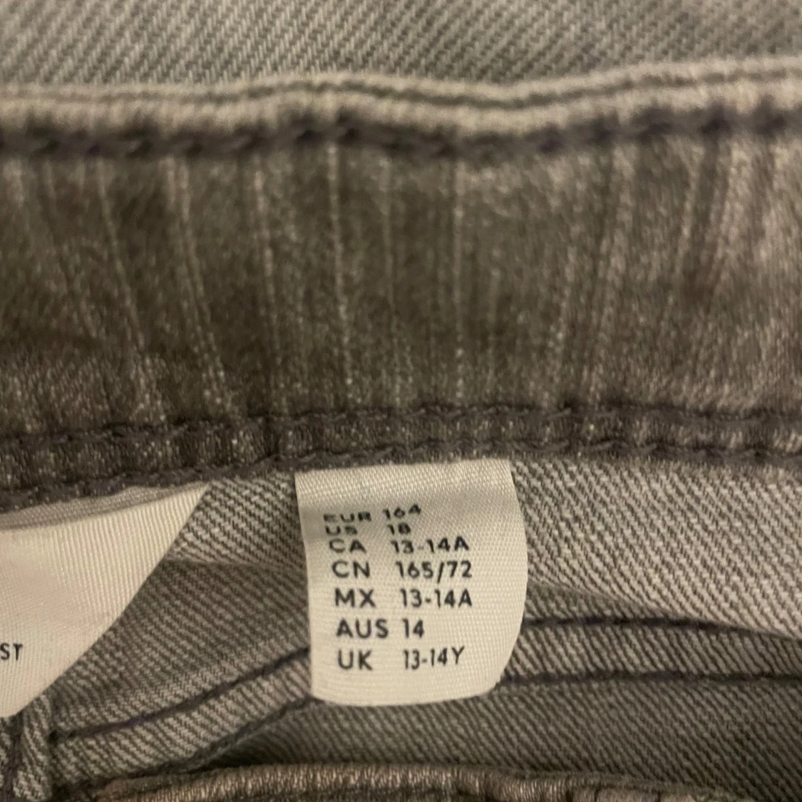 Grå jeans med rosett-detalj - 25