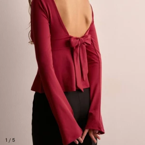 Nelly topp - Säljer en super söt röd topp från Nelly. Öppen rygg med fina detaljer. Den är helt ny med lappen kvar, säljer då den är för stor för mig.❤️Normal i stolek, originalpris: 299🌟