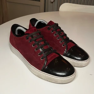 Lanvin Sneakers - Feta Lanvins i en vinröd färg med glansig Captoe!🤙🏻 Storlek: Uk 8 passar 42-43 Eu👟 Ny pris ca 4500kr! Mitt pris: 2699kr💸 Skicket är 9/10 Inga defekter! ✅ Priset går självklart att diskutera!                                       Hör av er vid minsta funderingar!🙌