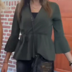 Grön blus - Snygg grön blus från Boohoo med trekvartsärmar och knytband i midjan. Perfekt för en stilren look. Storlek 34 passar xs/s. Färgen på tröjan syns bäst på bild 4. (Den är mer ljusgrön än mörk) helt ny säljer då den inte kommer till användning. 129kr💞