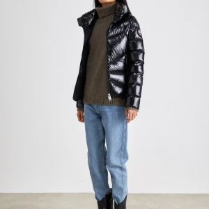 Svart glansig dunjacka från colmar  - Snygg svart glansig dunjacka från colmar med hög krage och dragkedja. Perfekt för kyliga dagar med sin stilrena design och varma fyllning. Jackan har en normal passform och är långärmad.