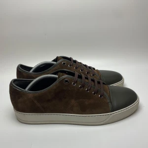 Lanvin skor två par  - Hej! Säljer nu dessa sjukt snygga Lanvin skor. Skorna är i toppskick! Vi rekommenderar att gå ner en storlek. Har ett begränsat antal boxar och dustbag! Hör gärna av dig vid frågor 