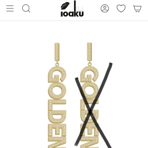 Guldörhängen från Ioaku - Stilrena och moderna örhängen i guld från Ioaku. De har en unik design med bokstäver som bildar ordet 'GOLDEN'. Perfekta för att ge en elegant touch till din outfit. SÄLJER ENDAST 1 ÖRHÄNGEN OCH ENDAST PROVAT DET 1 GÅNG!! nypris 599