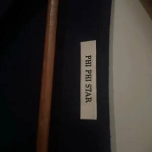 Mörkblå tröja från Phi Phi Star - Säljer en stilren mörkblå tröja från Phi Phi Star. Tröjan har en v-ringad design och långa ärmar, perfekt för en elegant och avslappnad look. Står ingen storlek men skulle säga att den passar S. Den är ny och aldrig använd 😁💗 Priset är justerbart 🥰