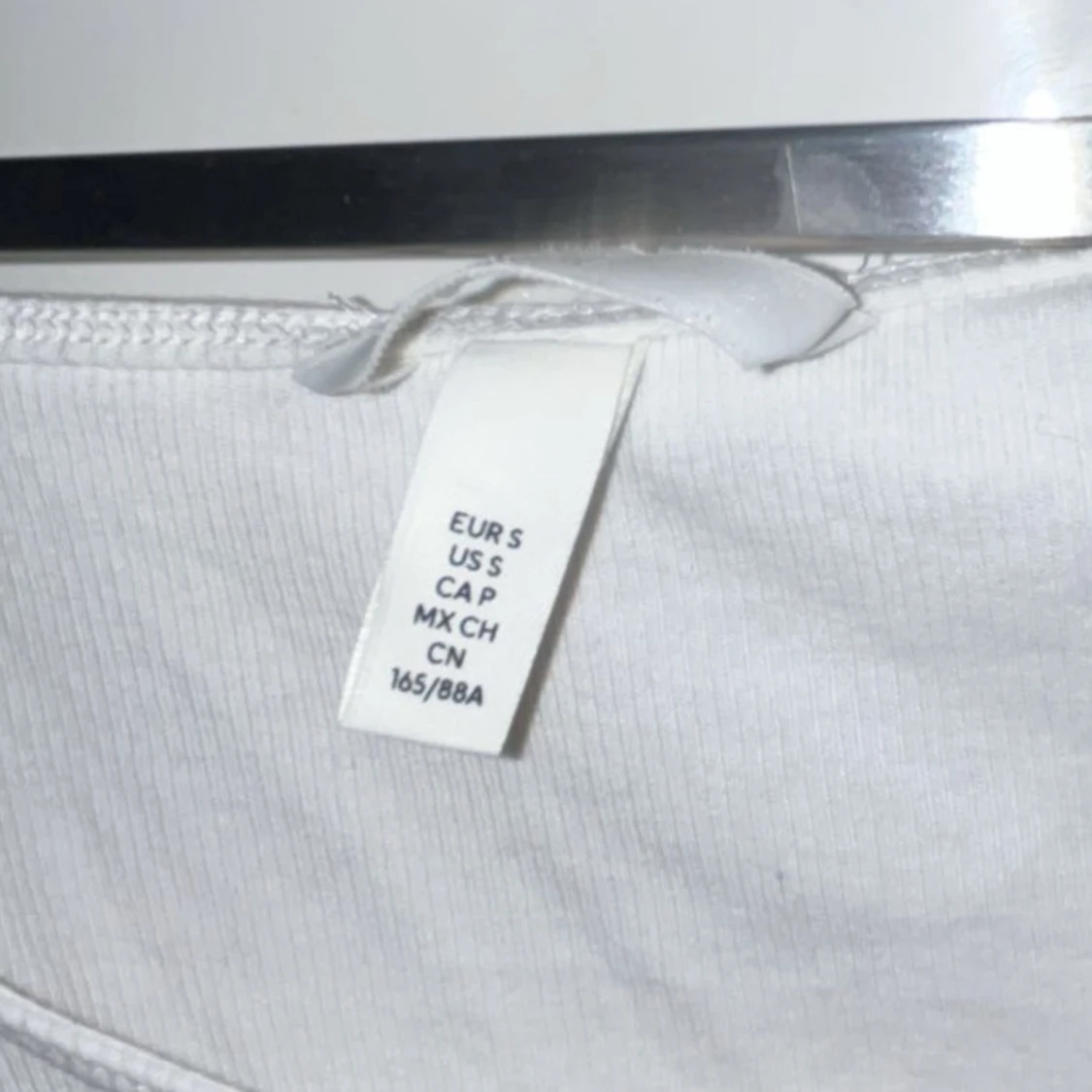 Vit långärmad topp med knappar - 90