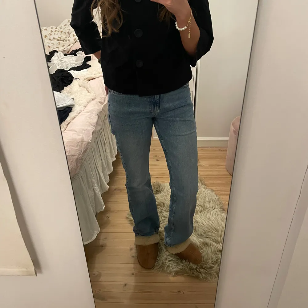 Säljer ett par klassiska blå jeans med bootcut. De har en snygg passform som ger en avslappnad look. Perfekta för både vardag och mer uppklädda tillfällen. . Farkut & Housut.