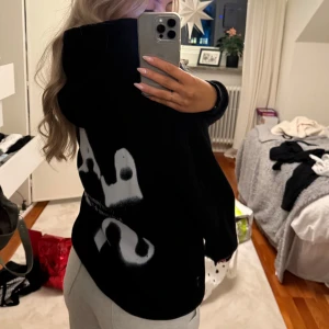 Hoodie med tryck  - mysig hoodie med tryck ”paris” från pull and bear, knappt använd så i fint skick, strl S, 149kr