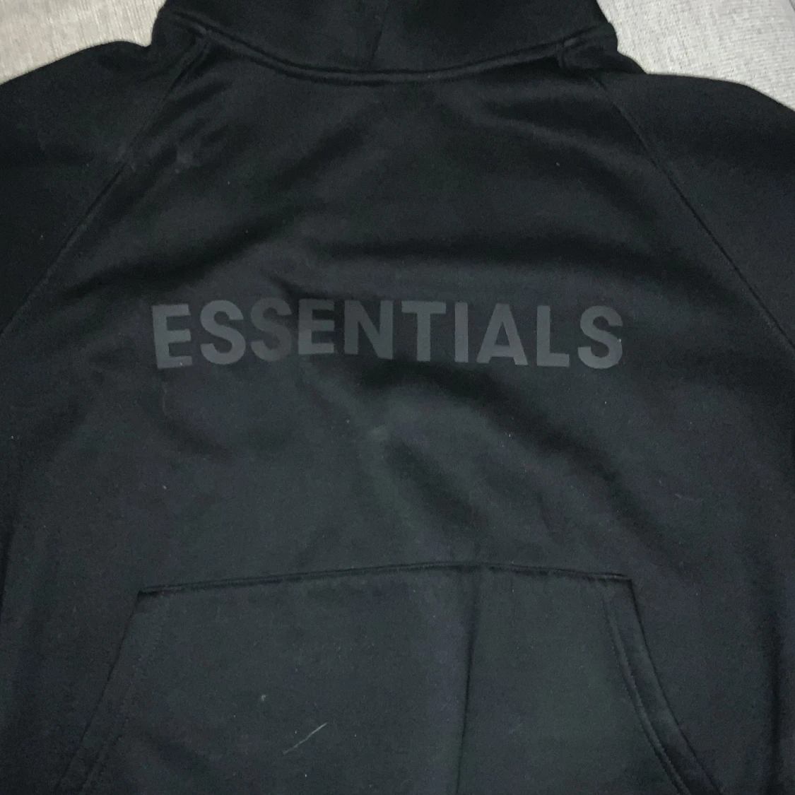 Svart hoodie från Essentials
