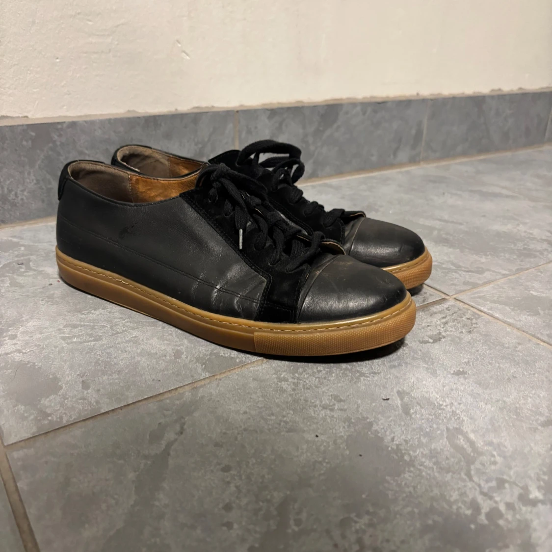 Svarta sneakers från hope med brun sula