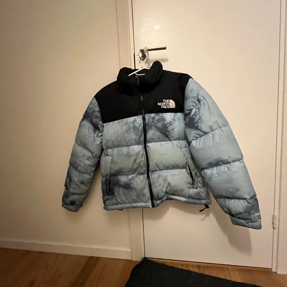 Blå och svart pufferjacka från The North Face - 91