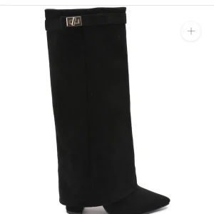 Svarta boots nyskick  - Svarta boots med spetsig tå från lululia. Använda endast en gång. Slutsålda på hemsida!💕