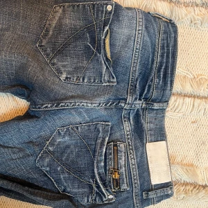 Blå jeans med kola fickor - Snygga blå jeans med coola unika fickor. Dem är straight ner vid bena men inte helt som skinny jeans. Storlek 28/32 passar bra för xs eller s 