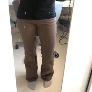 Lågmidjade Jeans, H&M - Redan lagt upp den här annonsen sedan innan men lägger upp den igen då ni har chansen att få gratis frakt (gäller endast i 7 dagar f.o.m. den 8 december) !!  kolla min tidigare annonsen för beskrivning om jeansen💛  spara 60 kr !!!