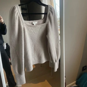 Stickad tröja  - Stickad tröja från hm! I superbra skick använd ca 1 gång! Säljer då den aldrig kommit till användning igen! Skulle säga att de är en S/M