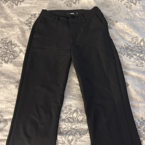 Svarta kostymbyxor från Bikbok - svarta kostymbyxor från bikbok i storlek 36 i modell Vera. Väl använda men inga synliga defekter eller lik anade 