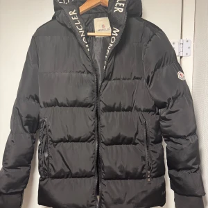 Moncler jacka  - Säljer denna moncler jacka i storlek S. Ena dragkedjan har lossnat som man ser på bilden annars är den i fint skick. Säljer den pga ingen användning så den bara hänger i garderoben. Kan gå ner i pris vid snabb affär🌸