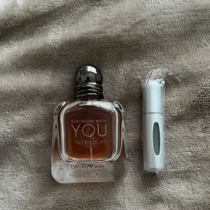 Stronger With You Intensely från Emporio Armani, Sample - 5ml Armani Stronger With You Intensly i parfymbehållare, kan komma i en annan färg än grå.