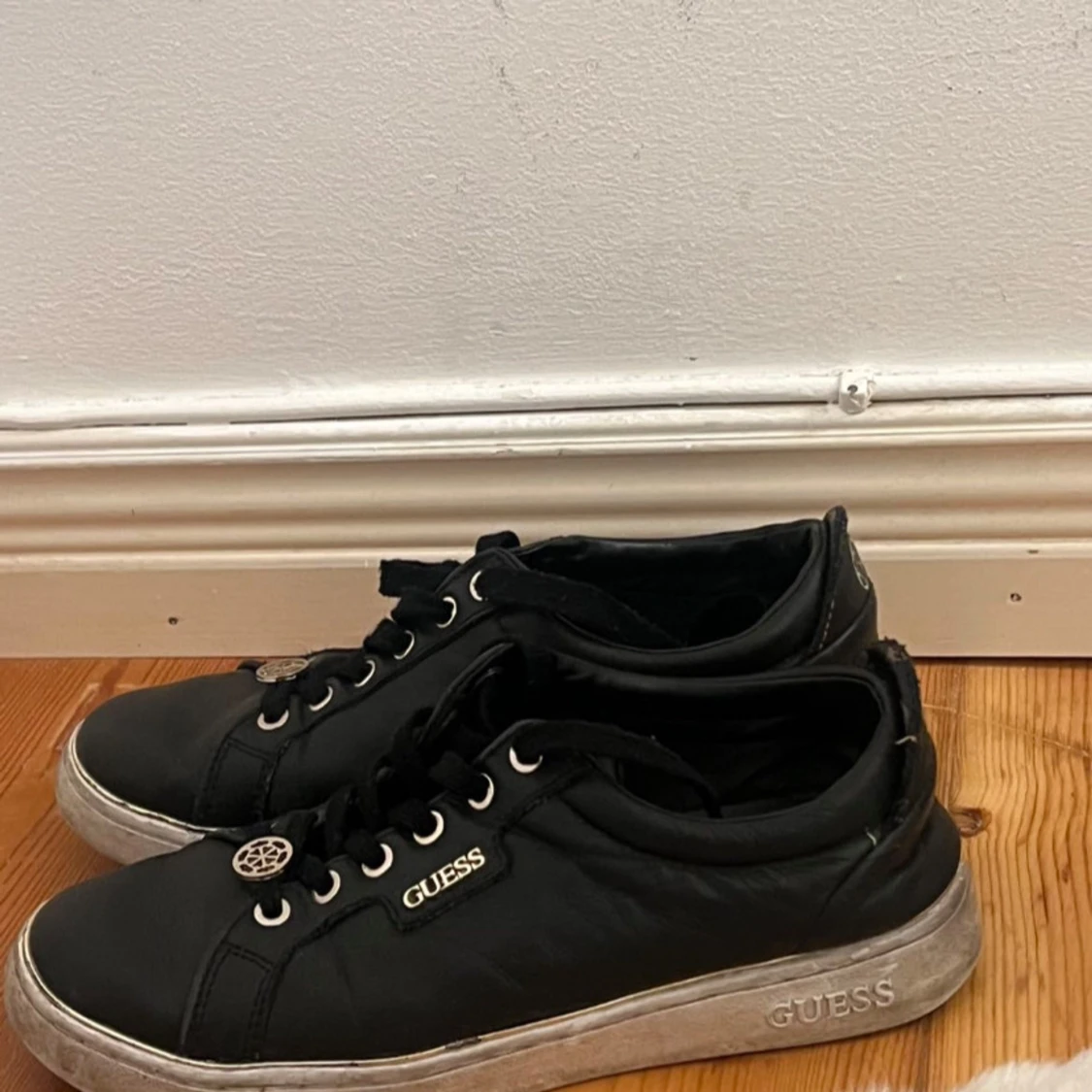 Svarta sneakers från Guess - 90