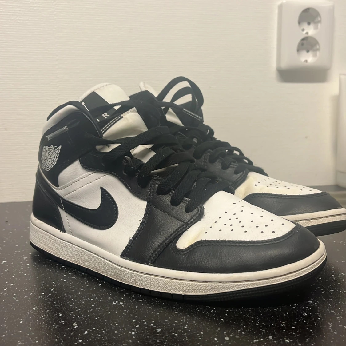 Nike Air Jordans 1 mid i svart och vitt