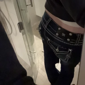 Världens snyggaste miss me jeans - De sjukaste miss me jeansen, så snygga och maxar alla outfits 🙏🙏 de är lågmidjade o flare, säljer pga de kommer inte till någon an ändan och de är lite stora i midjan på mig, skriv endast om du är intresserad!!! köpte för 1200kr 