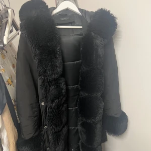 Svart vinterjacka med päls  - Säljer min vinterjacka som jag köpte från SHEIN för nått år sen. Väldigt fin och har päls på armarna och luvan, tyvärr har den blivit liten på mig. De är i st L men tycker att den är liten i st.  Nypris 1000kr