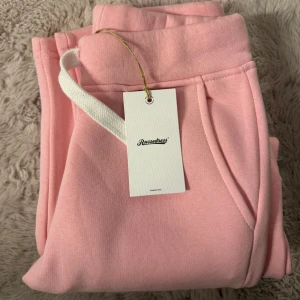 Rosa Lågmidjade mjukisbyxor  - Rosa Lågmidjade mjukisbyxor!! Säljer då dom ej passa helt och försent göra em retur💕skriv för bilder på!! Super gosiga och allt! Poppis helt slutsålda i xs, vid snabb affär längre pris 