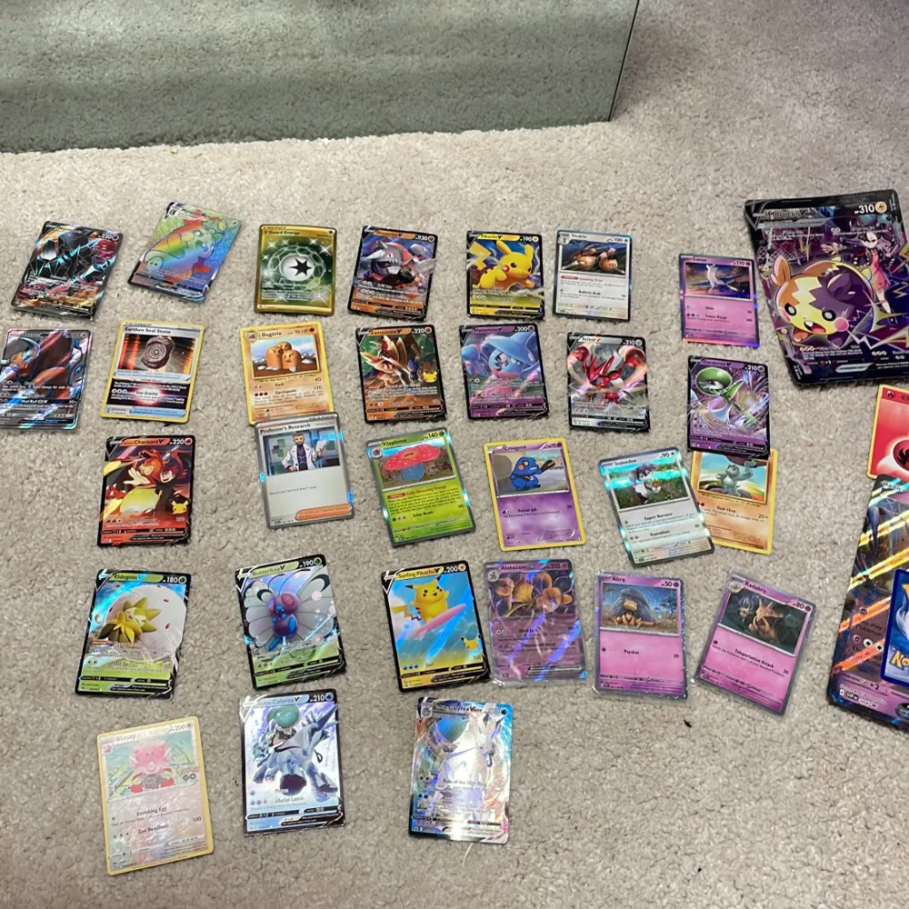 Stor samling av Pokémonkort med olika motiv och färger. Inkluderar flera holografiska och sällsynta kort. Perfekt för samlare eller spelentusiaster. Kort från olika serier och generationer.. Muu.