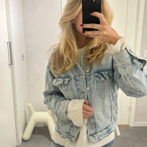 Ljusblå jeansjacka - Snygg ljusblå jeansjacka 💗