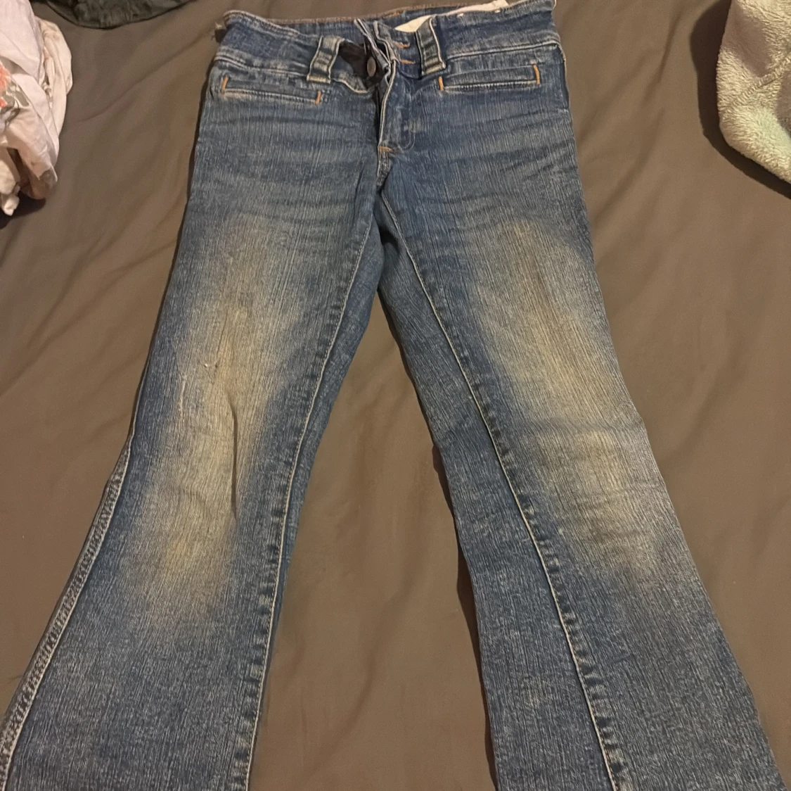 Blå bootcut jeans från H&M