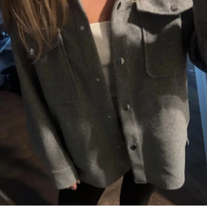 Kappa  - Säljer denna snygg gråa kappa då den aldrig kommer till användning🥰