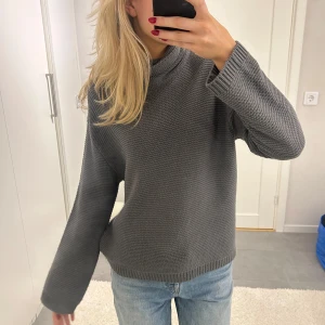 Grå virkad tröja - En  grå virkad tröja med långa ärmar och hög nacke. 💗