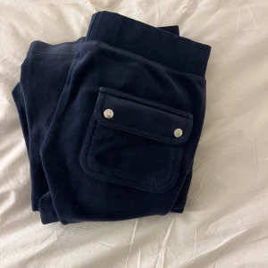 Marinblå Juicy Couture byxor - Marinblåa Juicy Couture byxor, sparsamt använda! Storlek XXS men väldigt stretchiga💙defekt med snöret som man kan se på sista bilden.