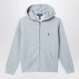 Grå hoodie från Ralph Lauren - Säljer en snygg och bekväm grå hoodie från Ralph Lauren. Den har en dragkedja framtill och en klassisk logga på bröstet. Perfekt för kyliga dagar eller som ett stilrent lager. Passar både till vardags och avslappnade tillfällen.