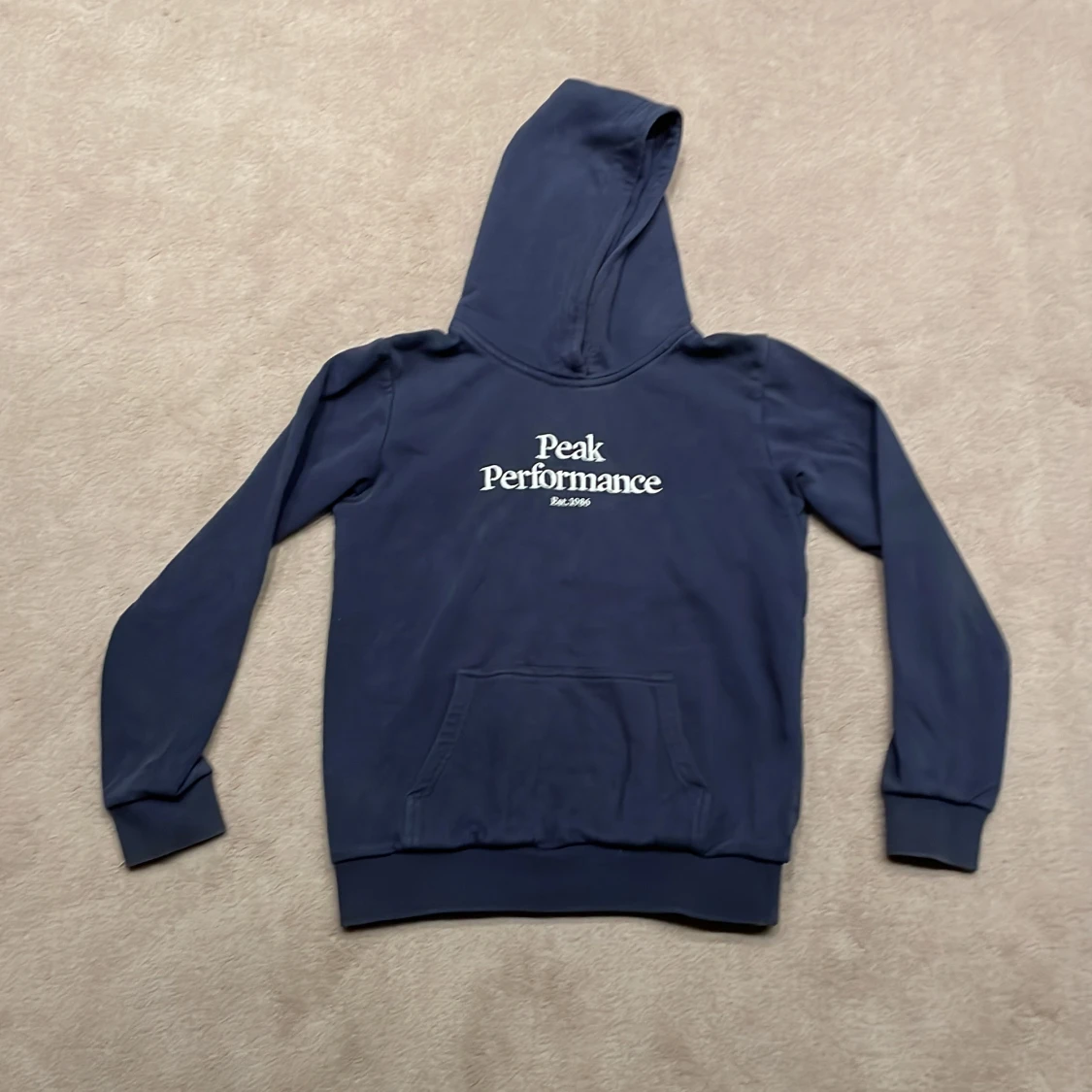 Mörkblå hoodie från Peak Performance