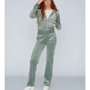 Grönt juicy sett - Ljusgrönt juicy sett i storlek Xs i byxorna och S i tröjan, superfint skick och inga defekter alls! Som nytt