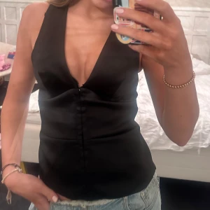 Svart Zara topp  - Satin topp från zara i satin. Helt ny med prislapp 