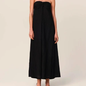 Rialto klänning Adoore Svart  - Elegant svart axelbandslös långklänning med en vacker drapering över bysten. Perfekt för en stilren och sofistikerad look. 