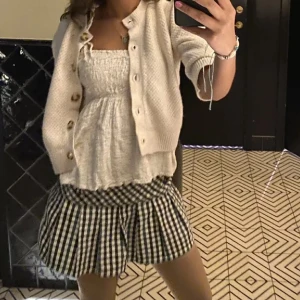 Trekvartsärmad kofta - Trekvartsärmad stixkad kofta från zara💞skriv om ni har frågor. Storlek L med passar mig som brukar ha xs-s!(lånad bild)