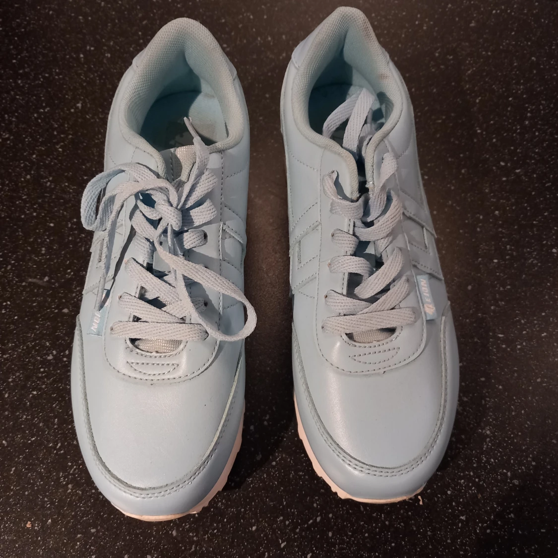 Ljusblå sneakers  - 90