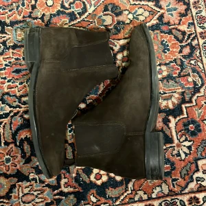 Bruna mocka chelsea boots från Therese glory days  - Snygga bruna chelsea boots i mocka från märket Therese glory days med elastiska paneler på sidorna för enkel på- och avtagning. Perfekta för en stilren look.