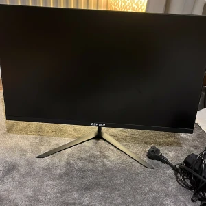 Svart datorskärm från Ceptor - Säljer en stilren svart datorskärm från Ceptor. Skärmen har en modern design med en stabil fot och anslutningar för HDMI och VGA. Perfekt för både arbete och spel. 75 HZ