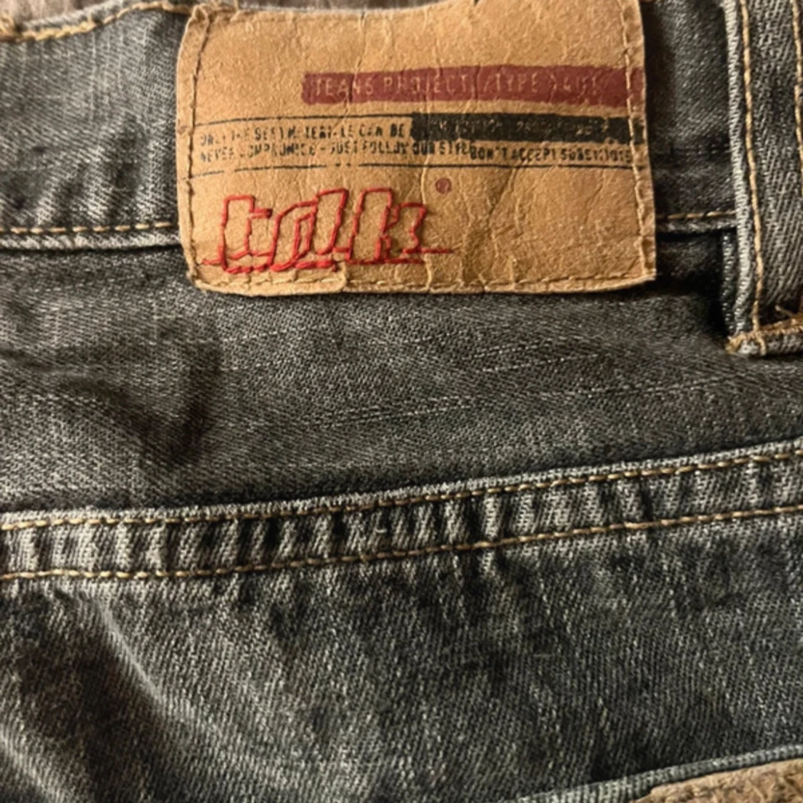 Jeans med mönster på fickorna  - 92