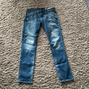 Replay jeans - Sjukt snygga Replay byxor i nyskick, använda max 5 gånger.  Storleken är 34/34 men sitter som 32/34 ungefär. 